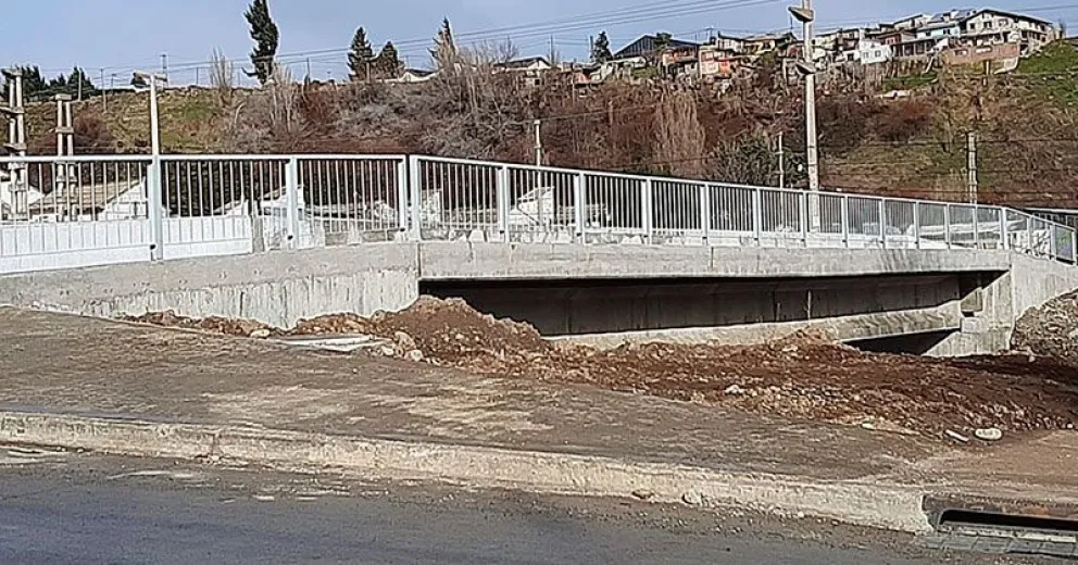 Este jueves quedará habilitado el nuevo puente sobre el arroyo Ñireco