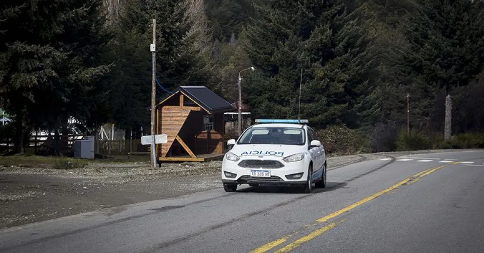 La zona de conflictos en Mascardi es custodiada por cinco policías por turno