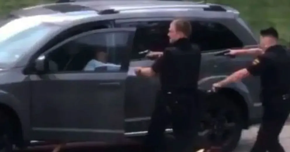 Policías le disparan varias veces por la espalda a un hombre afroamericano