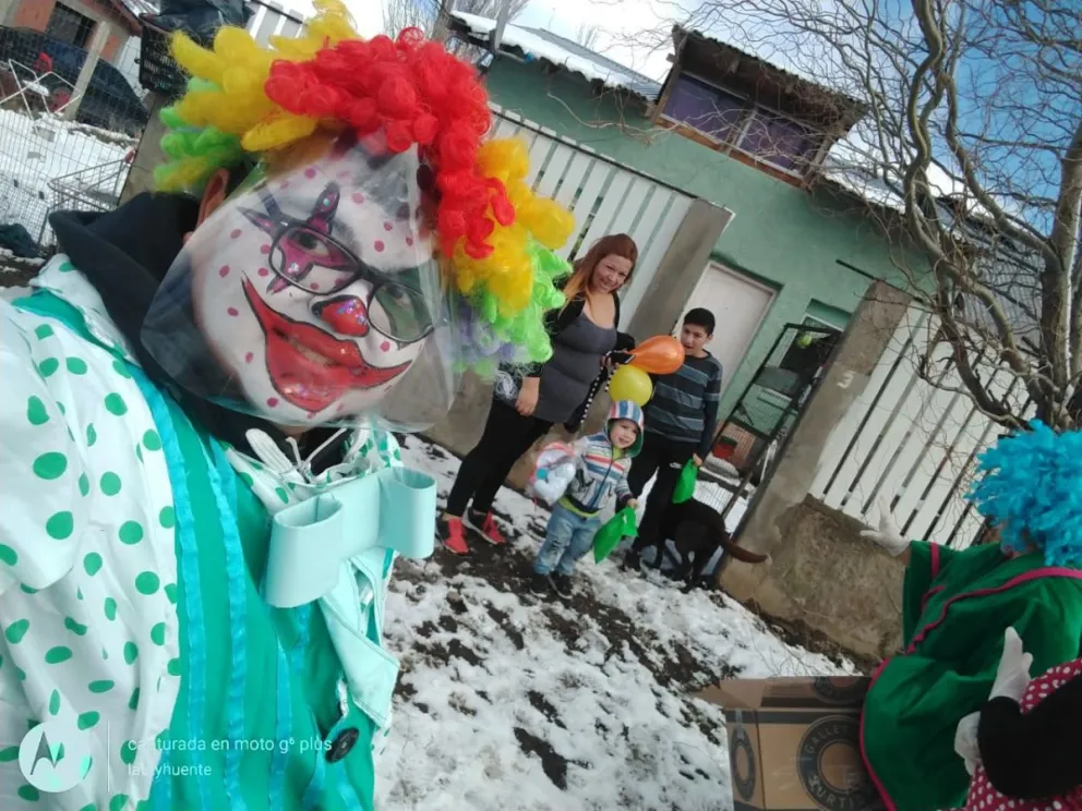 Una mujer con sus dos hijos recorrieron los barrios entregando regalos