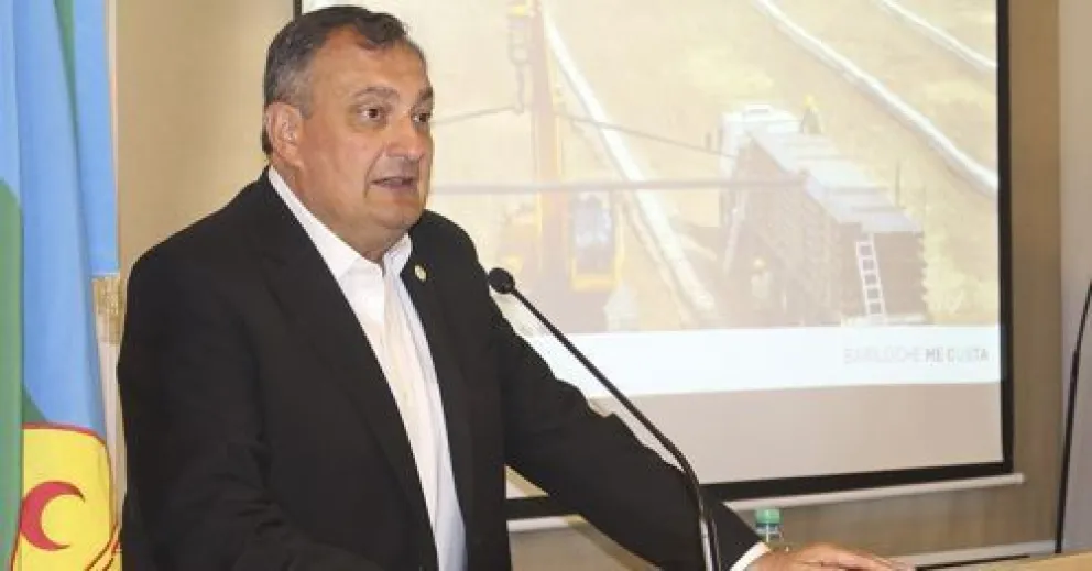 Gennuso: “Se hace insostenible decirle a la gente que se ponga el barbijo y hacer multas”