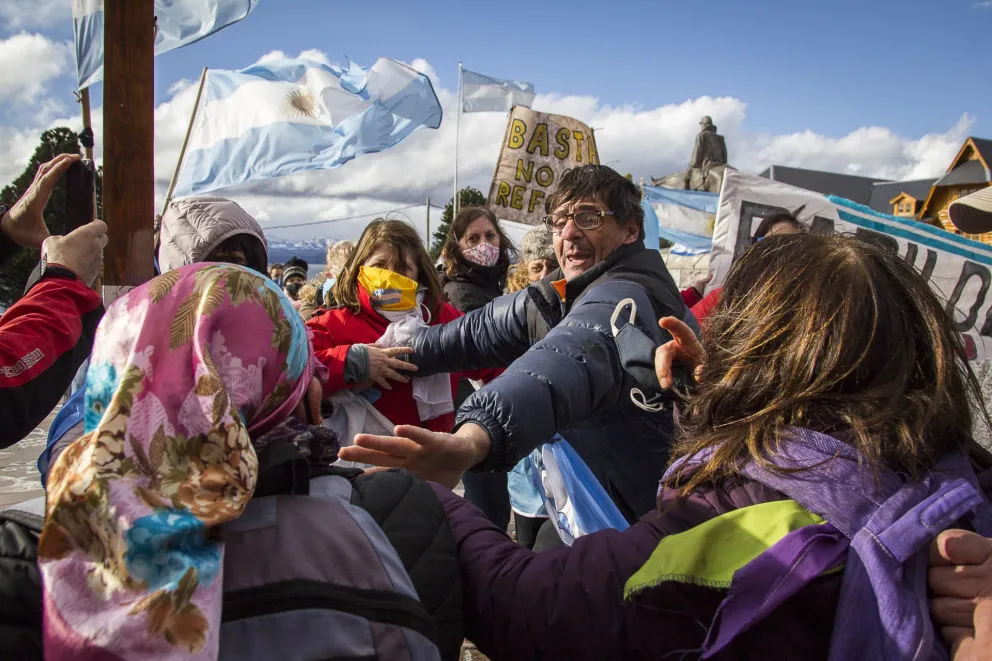 Dos grupos de manifestantes se enfrentaron a los golpes en el centro cívico