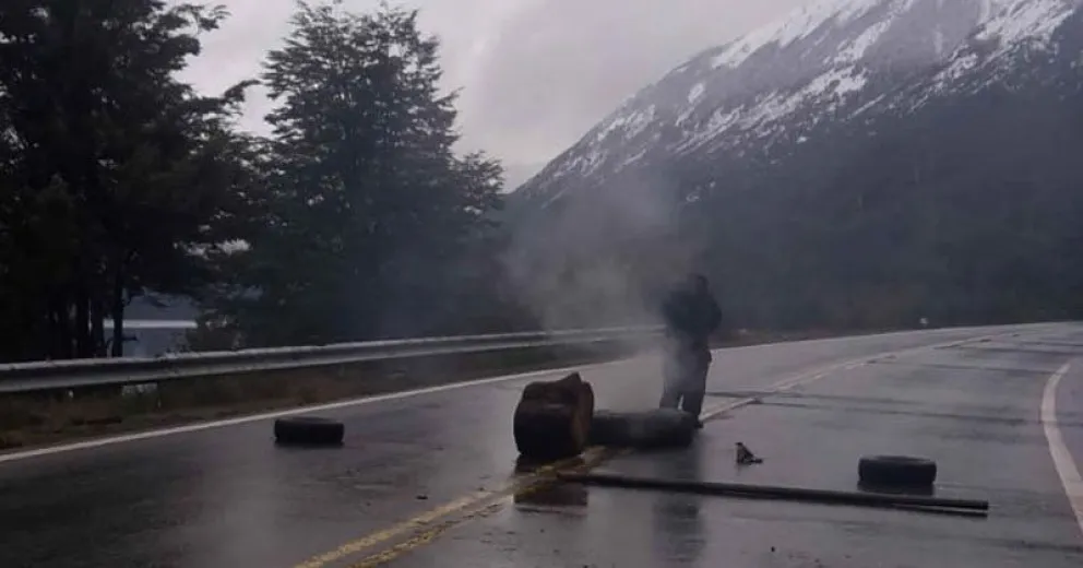 Panfletearon en la Ruta por "la liberación de presos políticos mapuche"