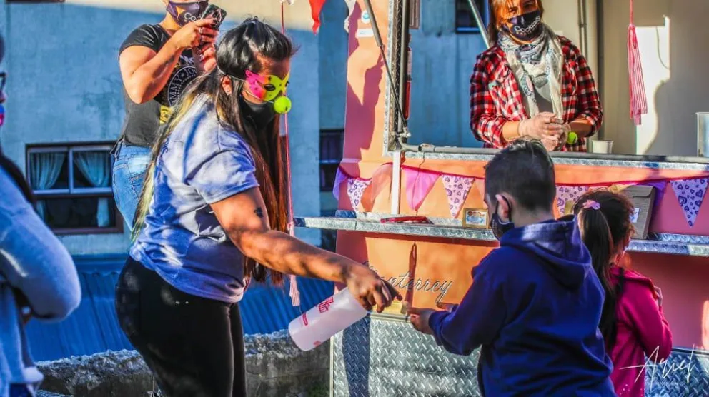 Con una nueva “Chocolatada Solidaria” agasajaron a los niños en barrio Ayelén