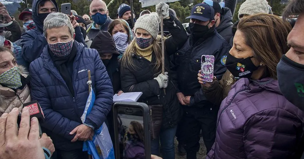 La gobernadora se acercó a la manifestación de vecinos. 