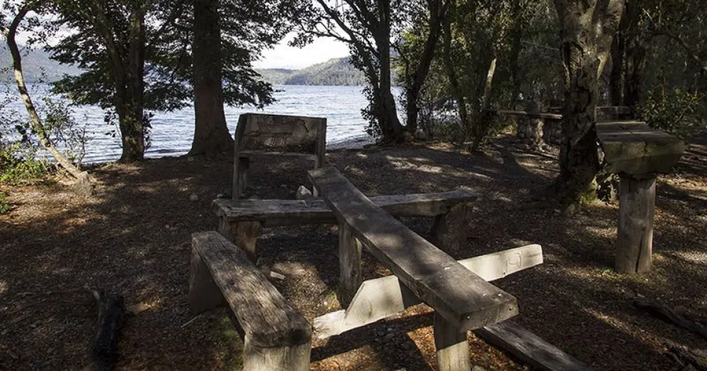 Guardaparques con preocupación y angustia