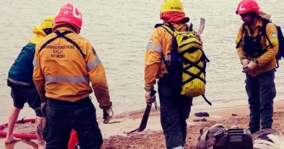 Brigadistas del SPLIF El Bolsón trabajan en los incendios de las islas del Delta