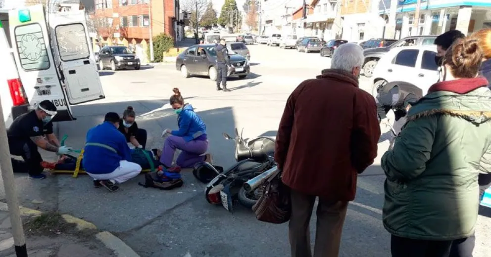 Motociclista herido al chocar en las “cinco esquinas”: fue llevado en ambulancia al hospital