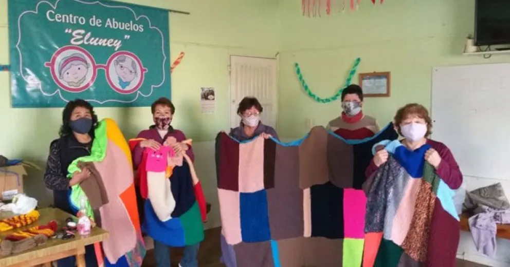 Centro de Abuelos Eluney donó mantas y gorros a la Línea Sur