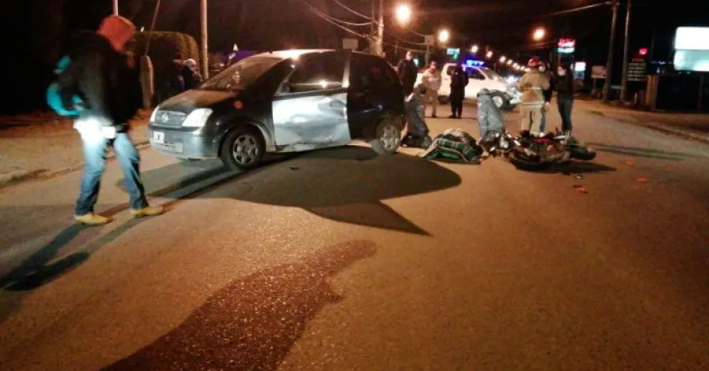 Violento accidente entre un auto y una moto: un herido fue trasladado al hospital