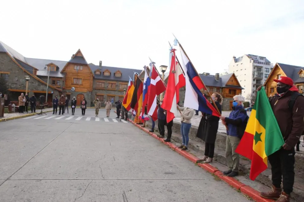 Con abanderados de los países y diplomas virtuales, se celebró el Día del Inmigrante en Bariloche