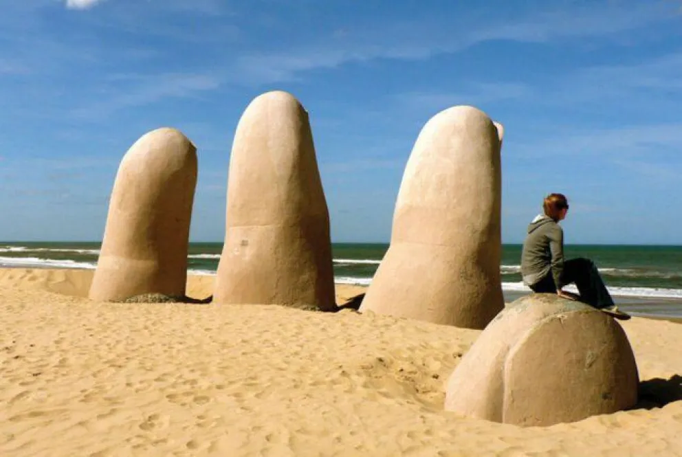 Uruguay analiza reabrir el turismo a extranjeros y permitir entrar a los argentinos