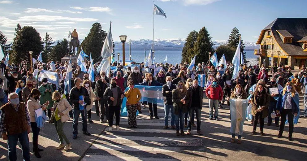 Ciudadanos se manifestaron en defensa de los vecinos de Mascardi, de guardaparques y los usuarios de rutas y playas