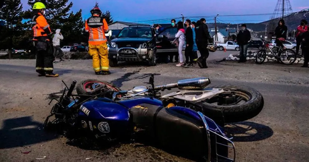 Motociclista trasladado en ambulancia tras aparatoso choque contra una camioneta