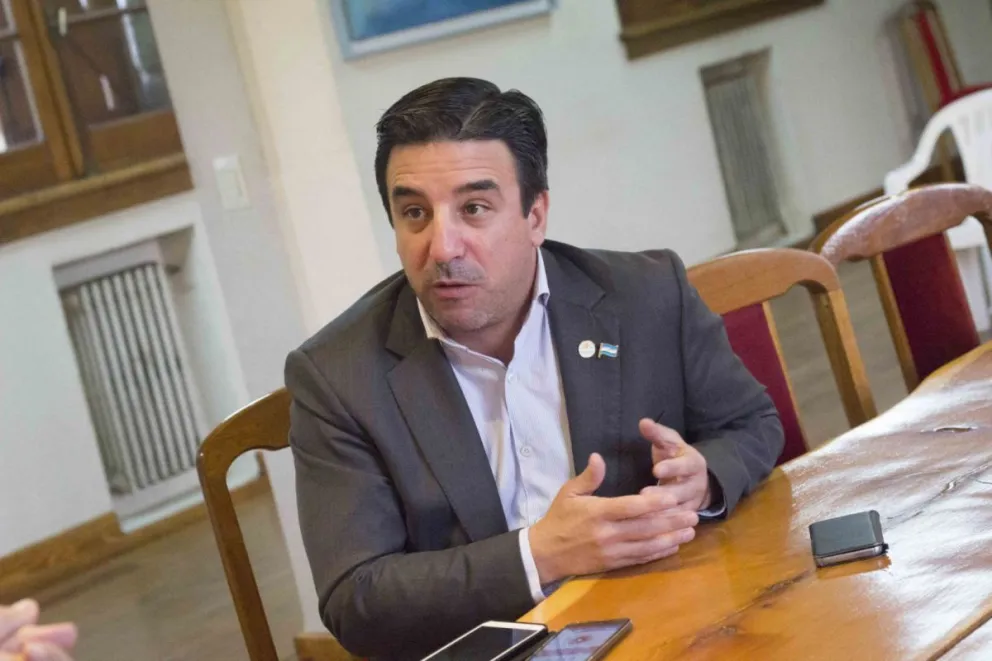 Según Barberis, la apertura turística en principio será vía terrestre