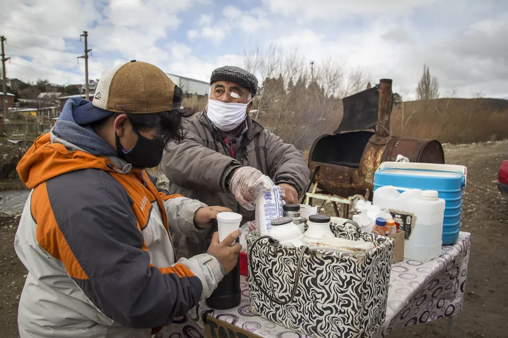 A sus 66 años volvió a la calle a vender choripanes para sobrevivir