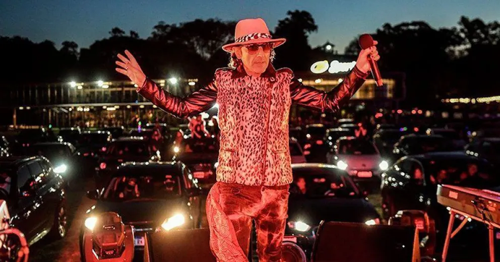 Coti Sokorin y su banda Los Brillantes dieron el primer Autoconcierto en el país