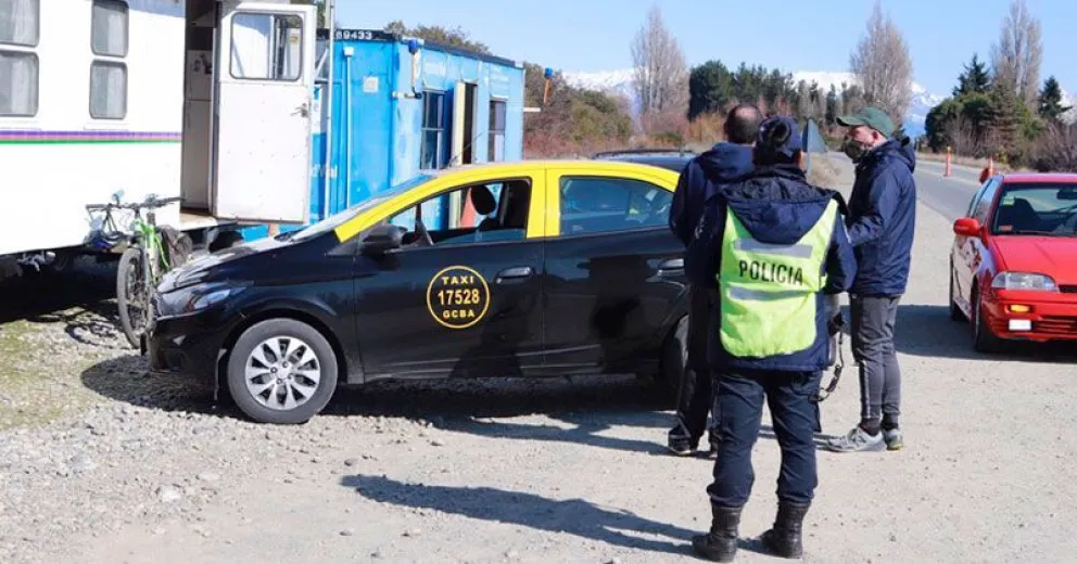 Detectaron un taxi de Buenos Aires que intentaba ingresar con pasajeros a Bariloche