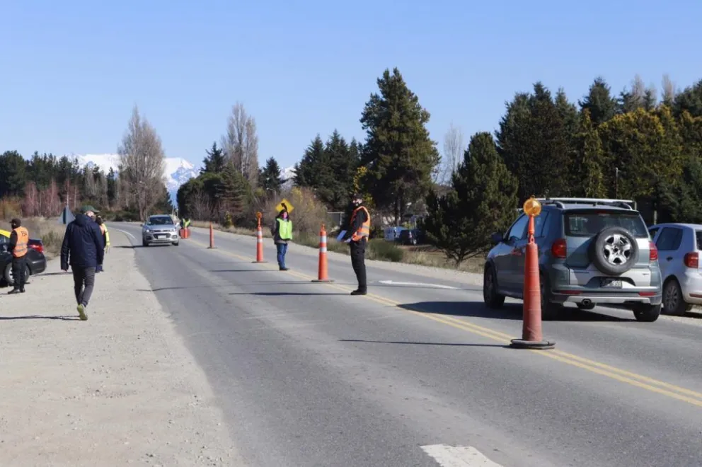 Sorprenden al vicepresidente del INAI trasladando a una familia a la toma de Villa Mascardi