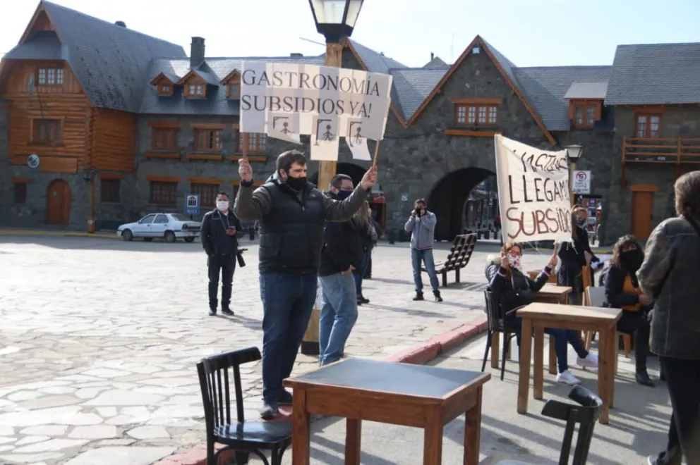 Montaron un restaurante en el Centro Cívico para exigir auxilio económico