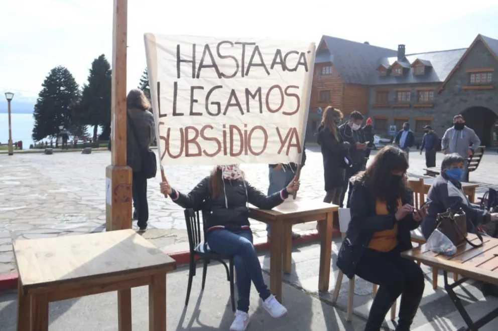 Dueños de restaurantes evalúan vender comida en la calle para manifestarse