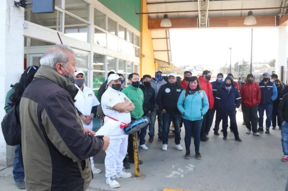 Con una manifestación en la puerta, exigieron la reincoporación de tres empleadas del "Todo"
