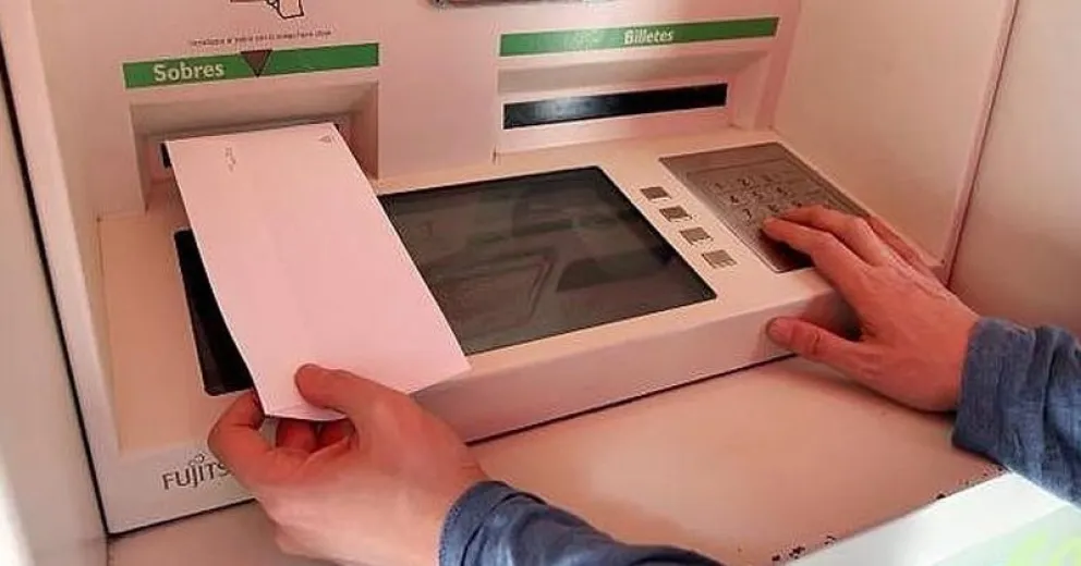 Otra modalidad de estafa: depositar sobres vacíos en el cajero