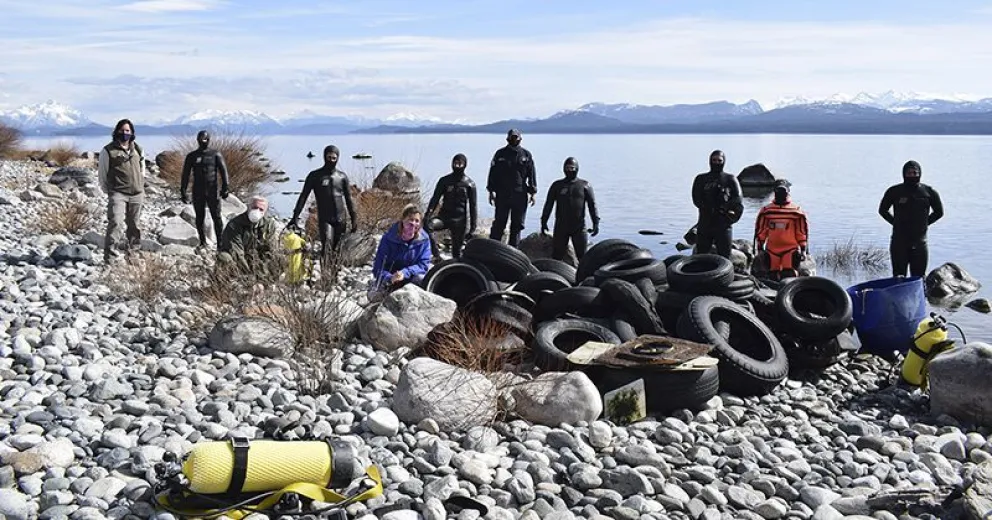 Sacaron del Nahuel Huapi 132 neumáticos y otros residuos