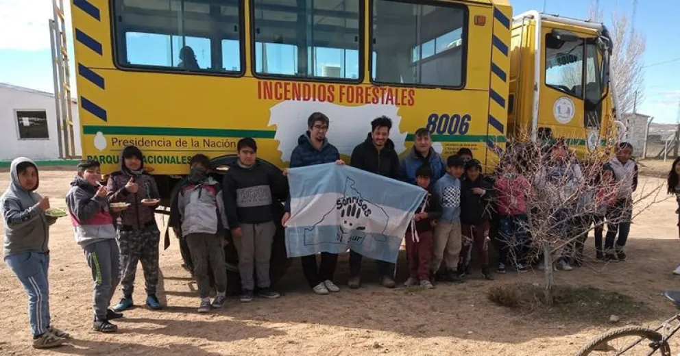 Cinco compañeros de trabajo juntaron donaciones y juguetes para llevar a Cañadón Chileno y Laguna Blanca
