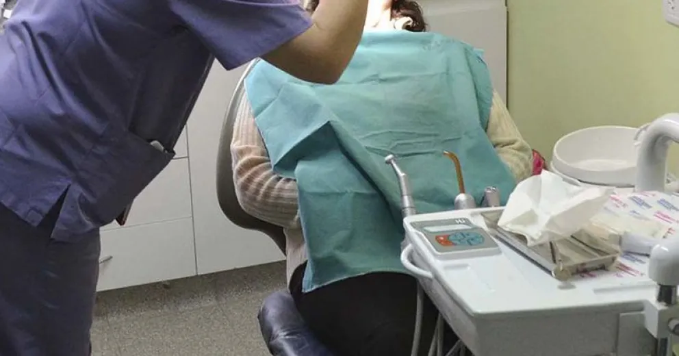 Cobrará una indemnización por un implante mal hecho que le impide masticar y besar