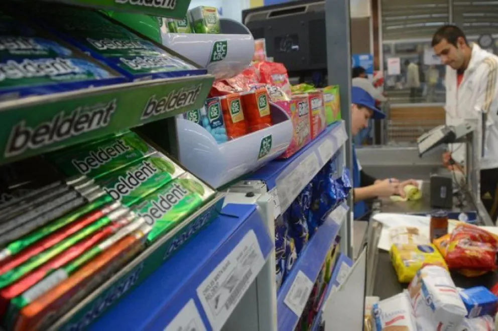 Gaseosas y golosinas, lejos de las cajas: habrá controles en los supermercados