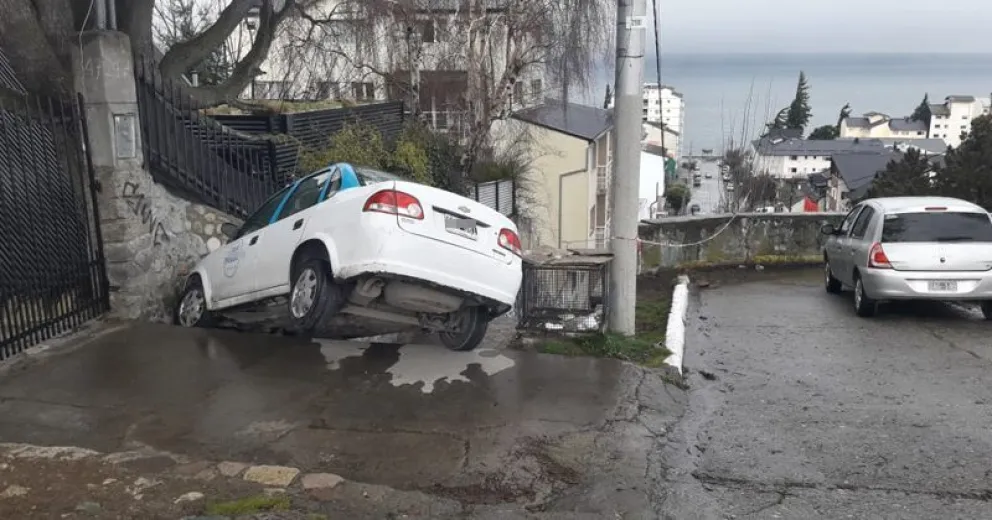 Un taxi cayó en las escaleras de calle Onelli: por milagro no hubo heridos