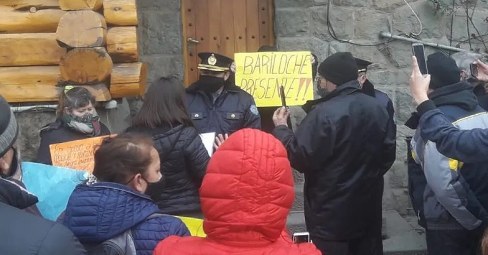 Familiares y allegados de empleados policiales reclamaron por salarios dignos y mejores condiciones de trabajo