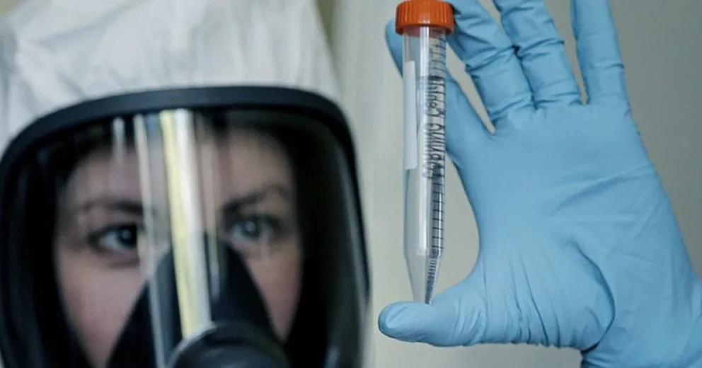 AstraZeneca pausó los ensayos de la vacuna por un caso de reacción adversa