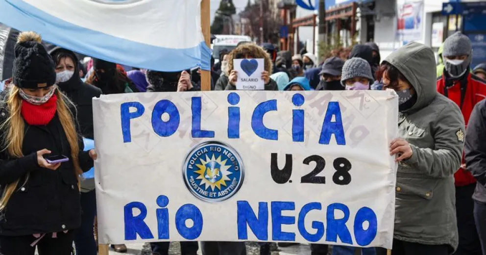 Familiares de Policías se manifestaron y piden que el sueldo mínimo sea de 70 mil