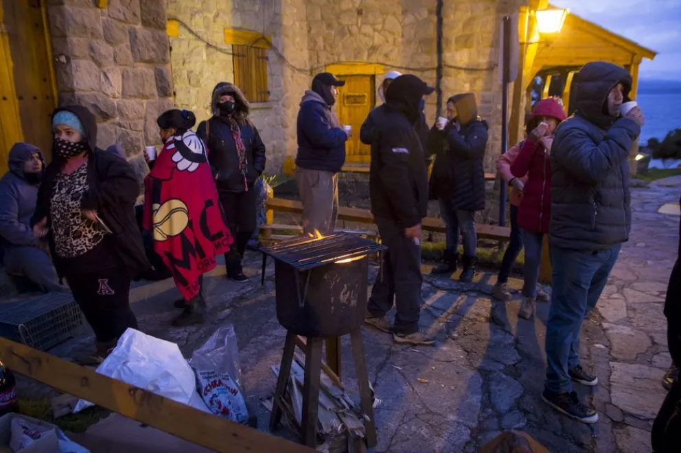Un paisaje distinto: carpa, parrilla y chorizos