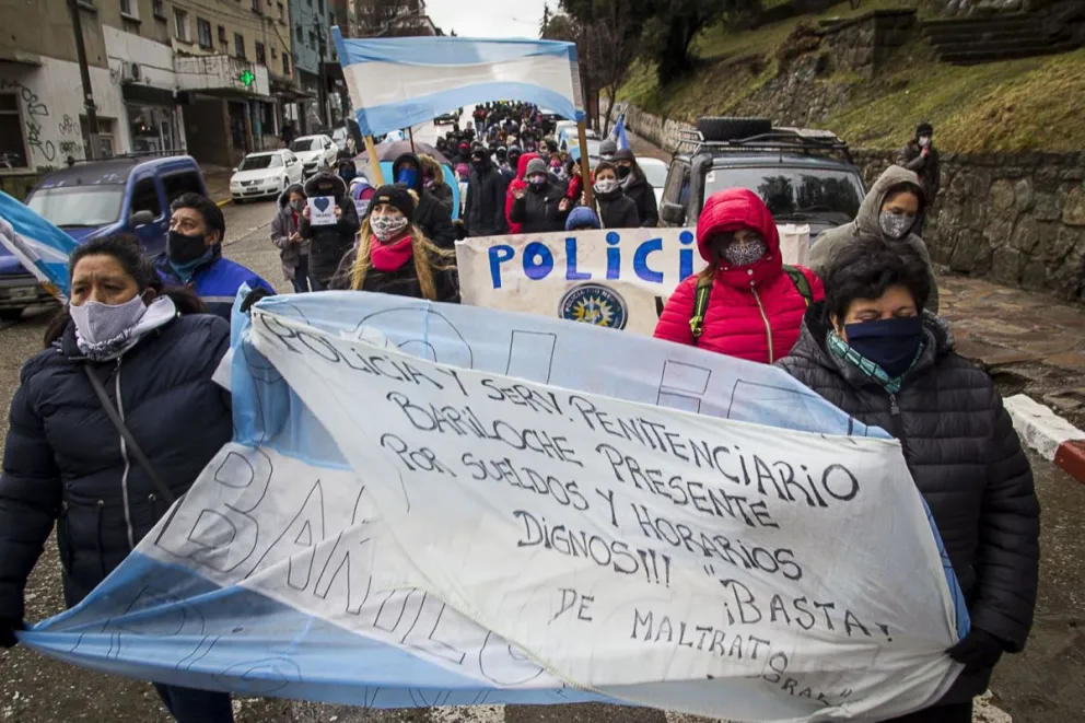 Marcha y acampe en el Centro Cívico en  reclamo de mejoras para policías rionegrinos