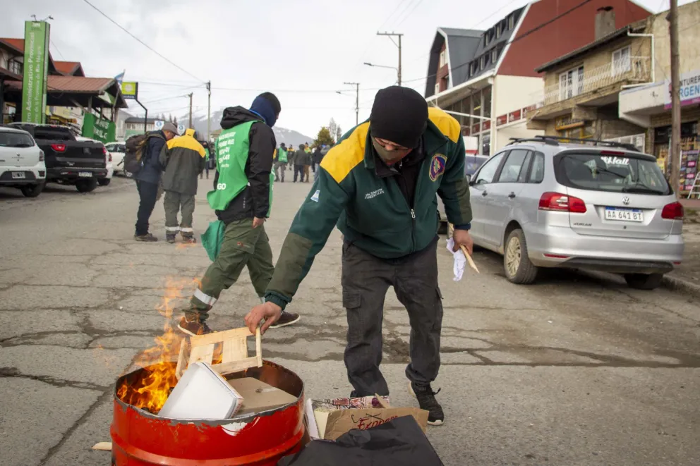 Brigadistas de SPLIF cortaron la calle y volvieron a pedir refuerzo de vehículos para los incendios