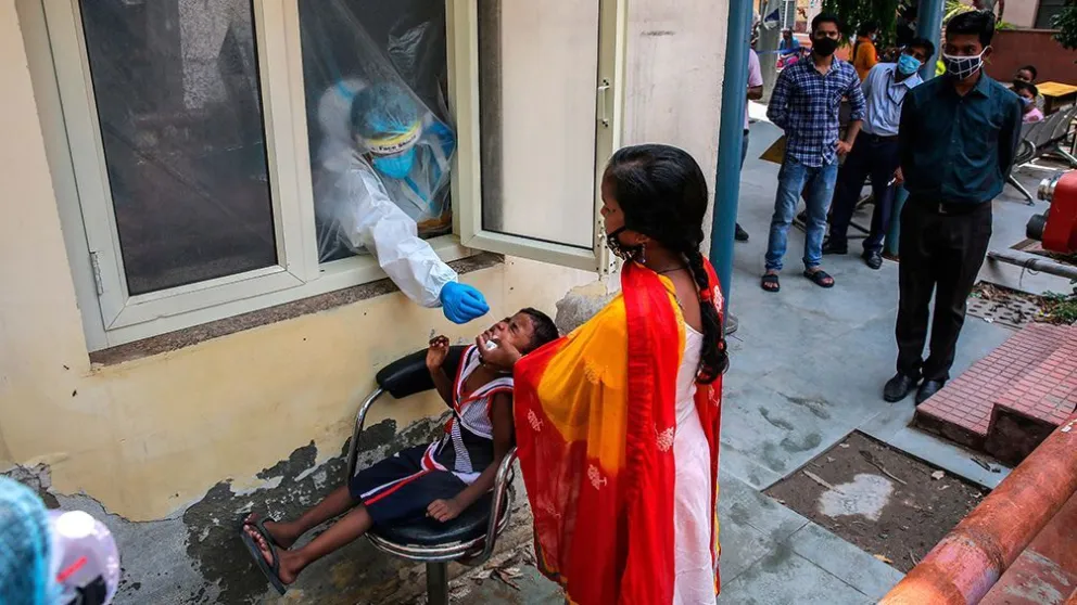 El coronavirus crece sin control en India y rebrota con fuerza en Europa