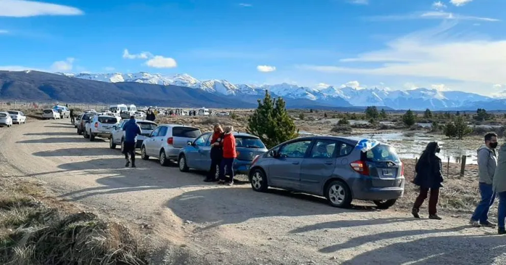 Trabajadores del turismo se unieron para abrazar al aeropuerto: “Bariloche reclama trabajar ya”