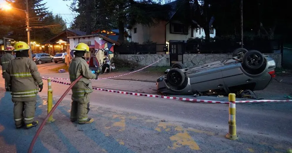 Brutal vuelco en Bustillo: el hombre que viajaba como acompañante salió despedido del auto
