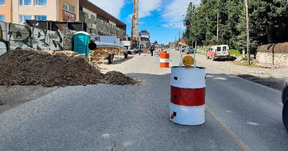 Interrumpen media calzada de Bustillo por tareas en el Colector Costanero