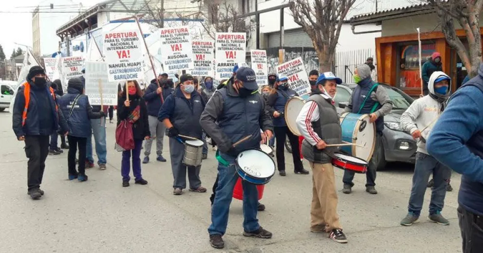 Trabajadores gastronómicos marcharon por la reactivación inmediata del turismo