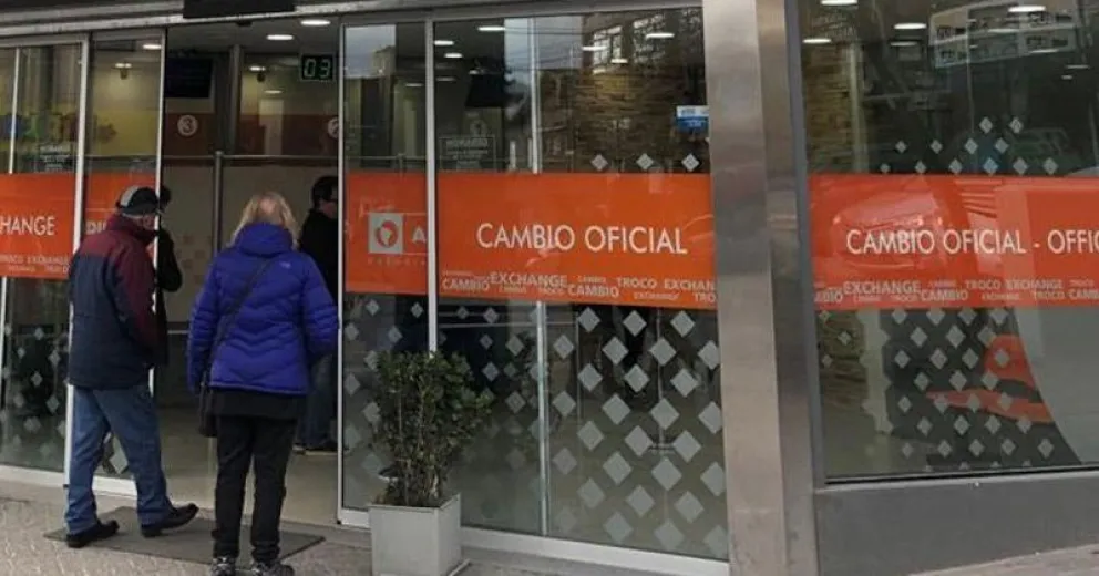 Tras las restricciones a la compra, los bancos no venden dólares y subió el "blue"