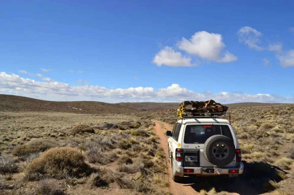 Se entregaron los primeros trineos y raquetas de nieve a pobladores de la Línea Sur