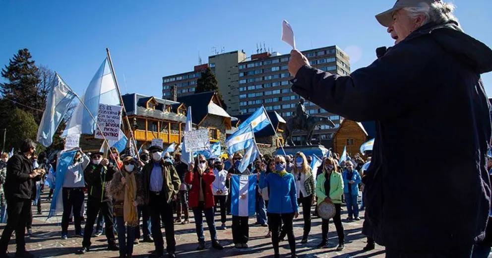 Vecinos marcharon y se concentraron en el Centro Cívico contra las medidas del gobierno nacional