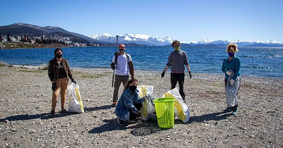 Se juntaron para recolectar residuos en playas y otros lugares de la ciudad