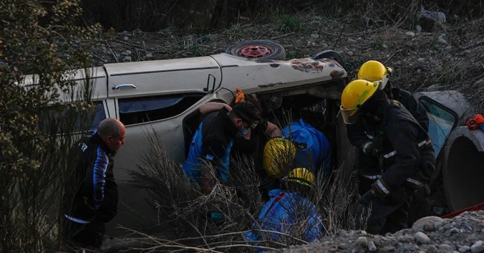 Volcaron en una zanja y una joven sufrió una grave fractura