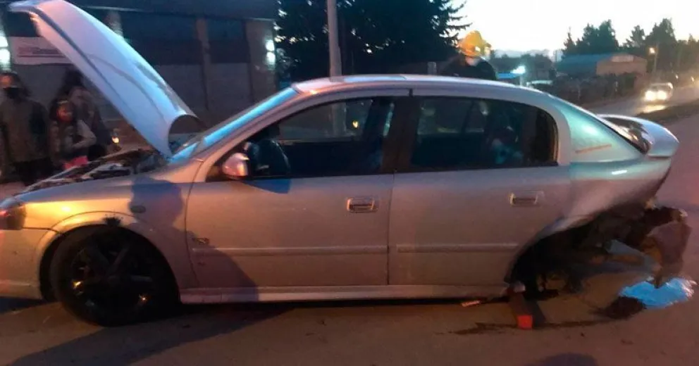 Un auto perdió una rueda tras fuerte choque en calle Esandi
