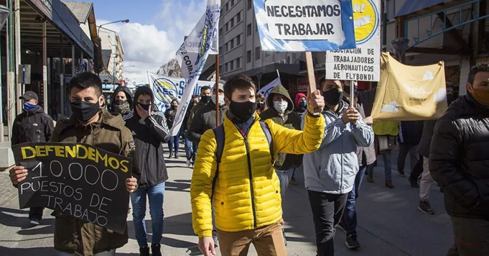 Foto de archivo: Manifestantes a favor de la apertura del turismo. 